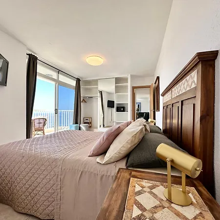 Torres De Yomely - M11d * Playa de las Americas (Tenerife)